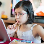 Petite fille et tablette