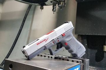 NES’in silahına benzeyen Glock tabanca tepkilerin odağında…