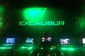 Excalibur bir yaşını doldurdu!